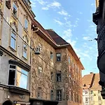 Altbau Wohnung Mitten In Graz
